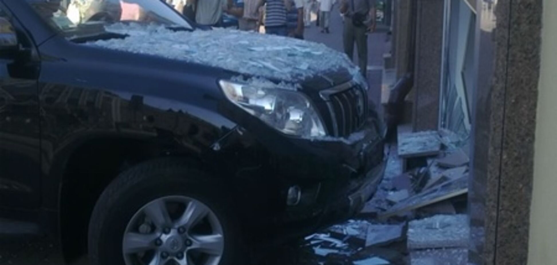 Блондинка на джипе разнесла здание 'Укринформа'. Фото. Видео