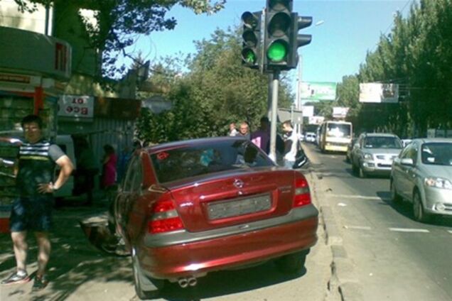 В Донецке машина 'скосила' четырех человек на тротуаре. Фото