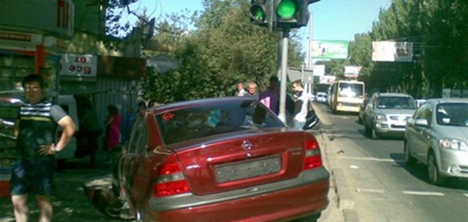 В Донецке машина 'скосила' четырех человек на тротуаре. Фото