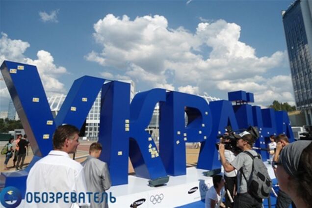 Перед НСК 'Олимпийский' появилось гигантское слово для олимпийцев