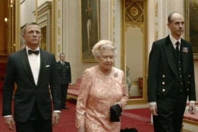 Єлизавета ІІ зіграла дівчину Бонда