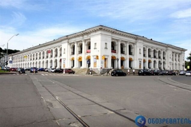 В Гостином дворе неизвестные демонтируют театр