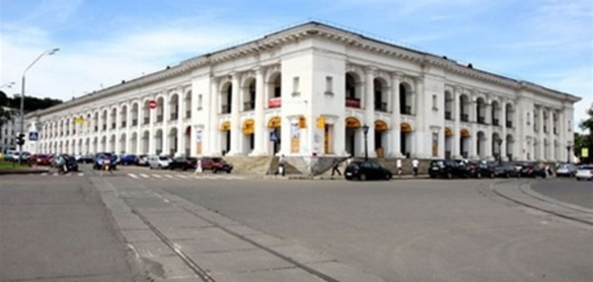 В Гостином дворе неизвестные демонтируют театр