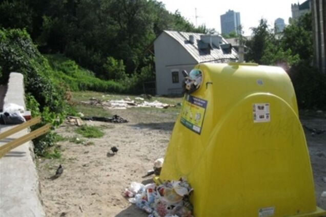 На Андреевском спуске после Евро-2012 исчезли все мусорники