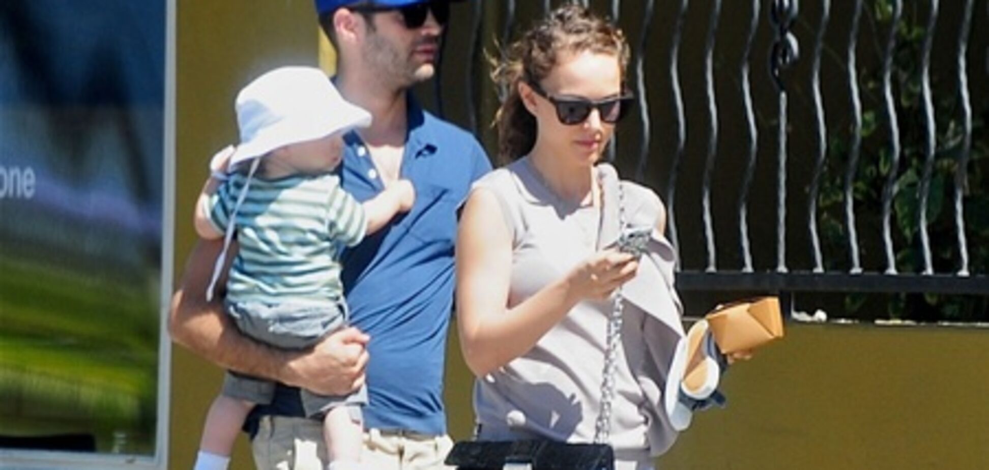 Портман ведет своих мужчин на ленч. Фото