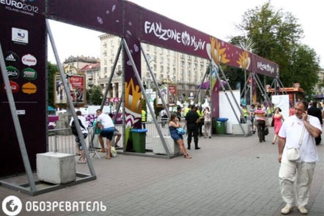 Киевскую фан-зону убирают около 700 человек