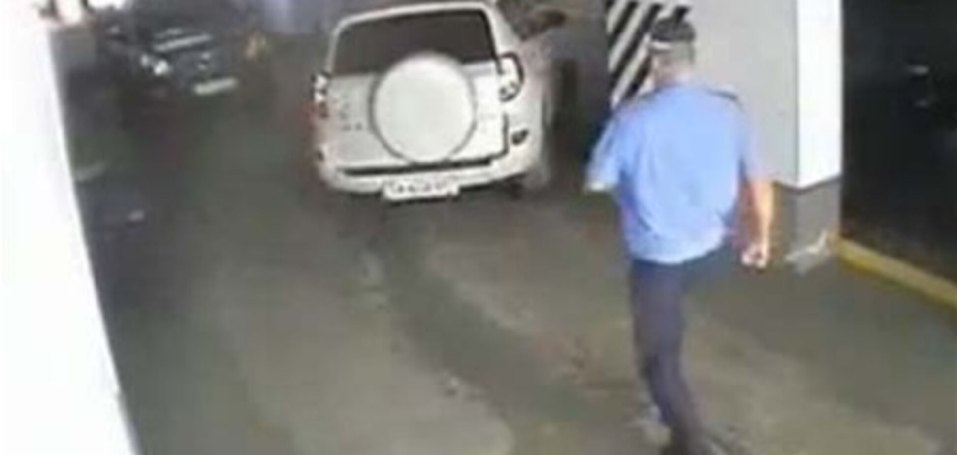 В Киеве водитель Toyota RAV4 покатал гаишника на капоте. Видео