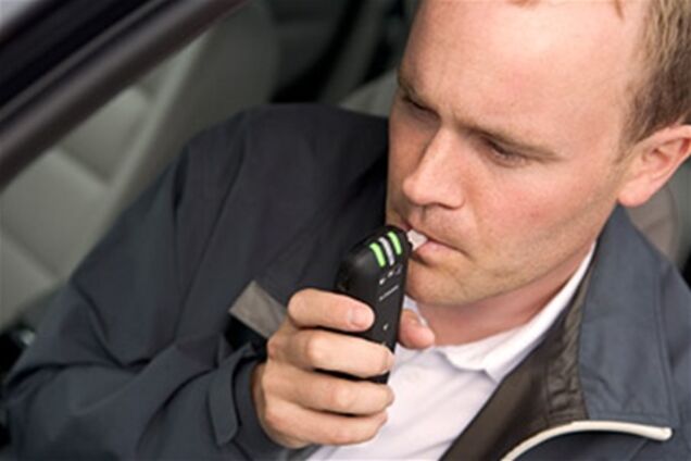 В Европе водителей обязали ездить с алкотестерами