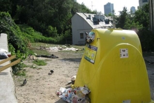 Мусорники на Андреевском спуске исчезли из-за долгов