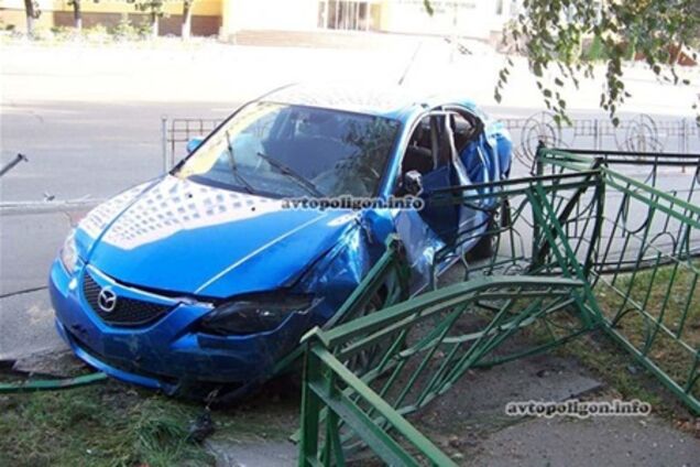 ДТП в Киеве: Mazda проломила тротуарное ограждение. Фото