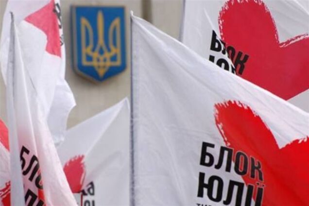 Опозиція на вулиці обговорює свою участь у виборах