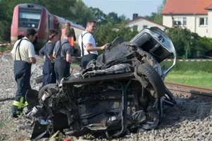 В Польше поезд протаранил микроавтобус с украинцами. Обновлено