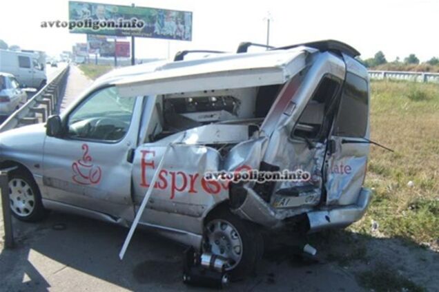 ДТП в Киеве: микроавтобус протаранил авто-кофейню. Фото