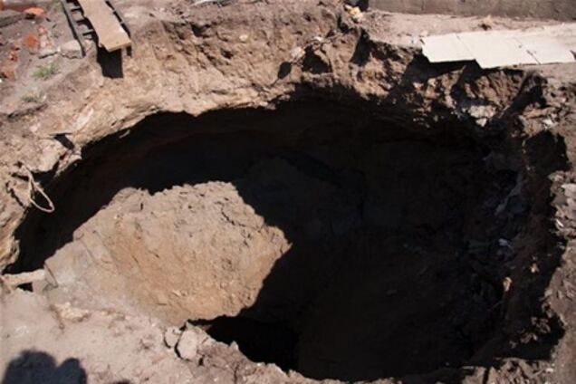 В районе Севастопольской площади провалился асфальт