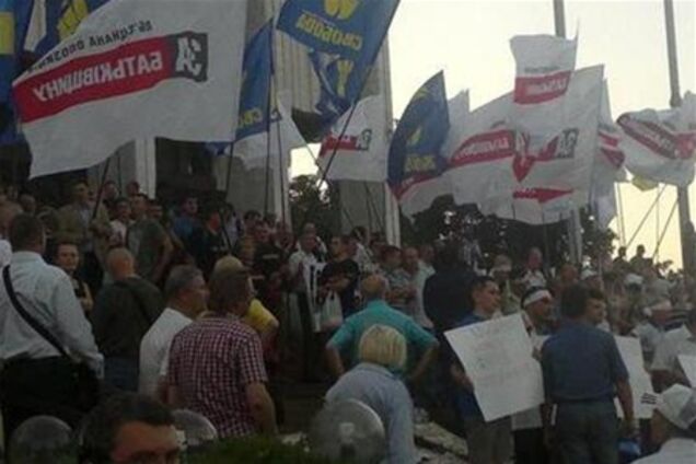 Силовики применили слезоточивый газ против митингующих