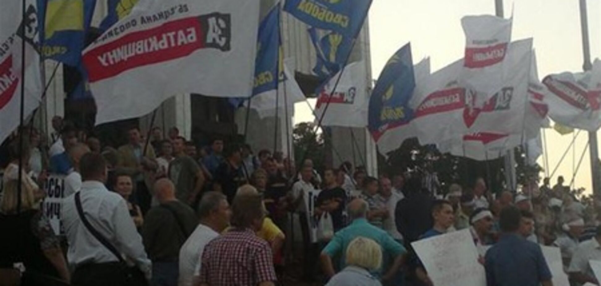 Защитники украинского языка переночуют возле Украинского дома