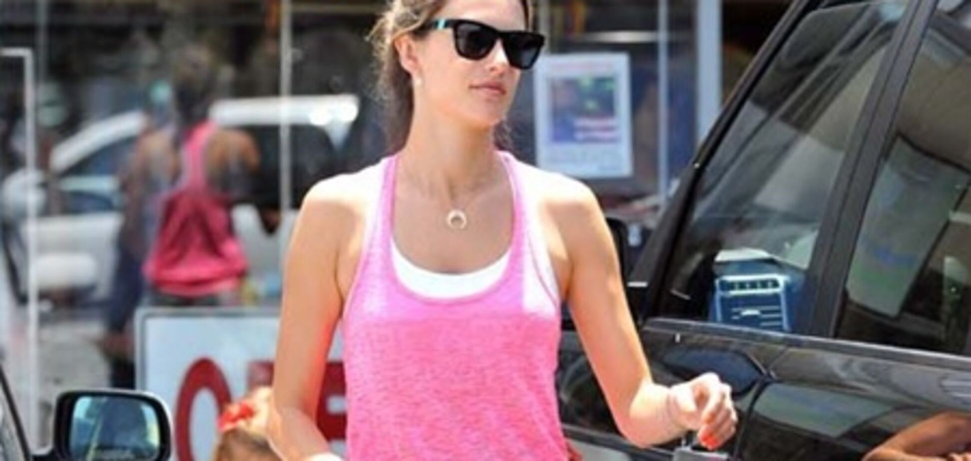 Алессандра Амбросио заботится о семье. Фото