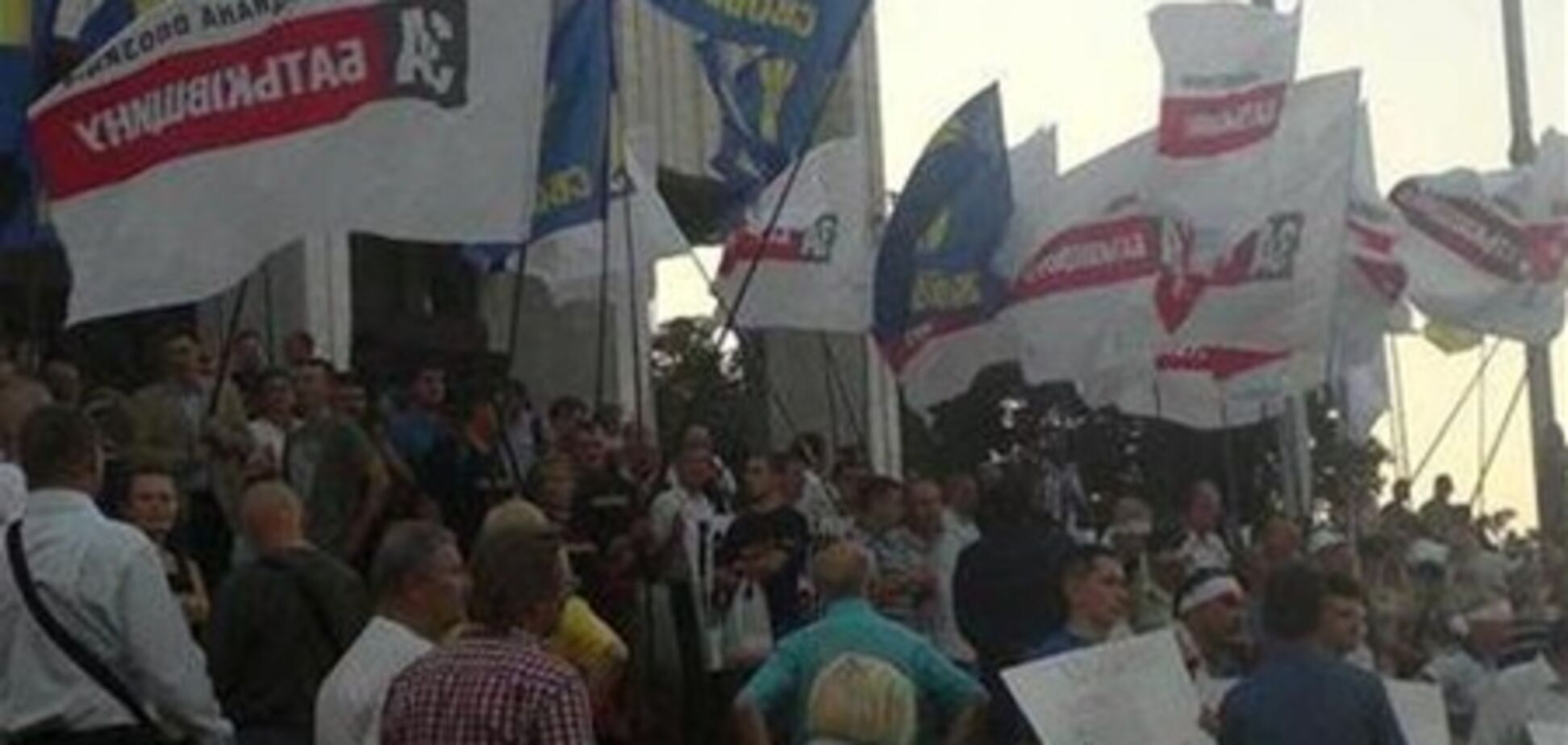 Оппозиция намерена не пустить Януковича в Украинский дом