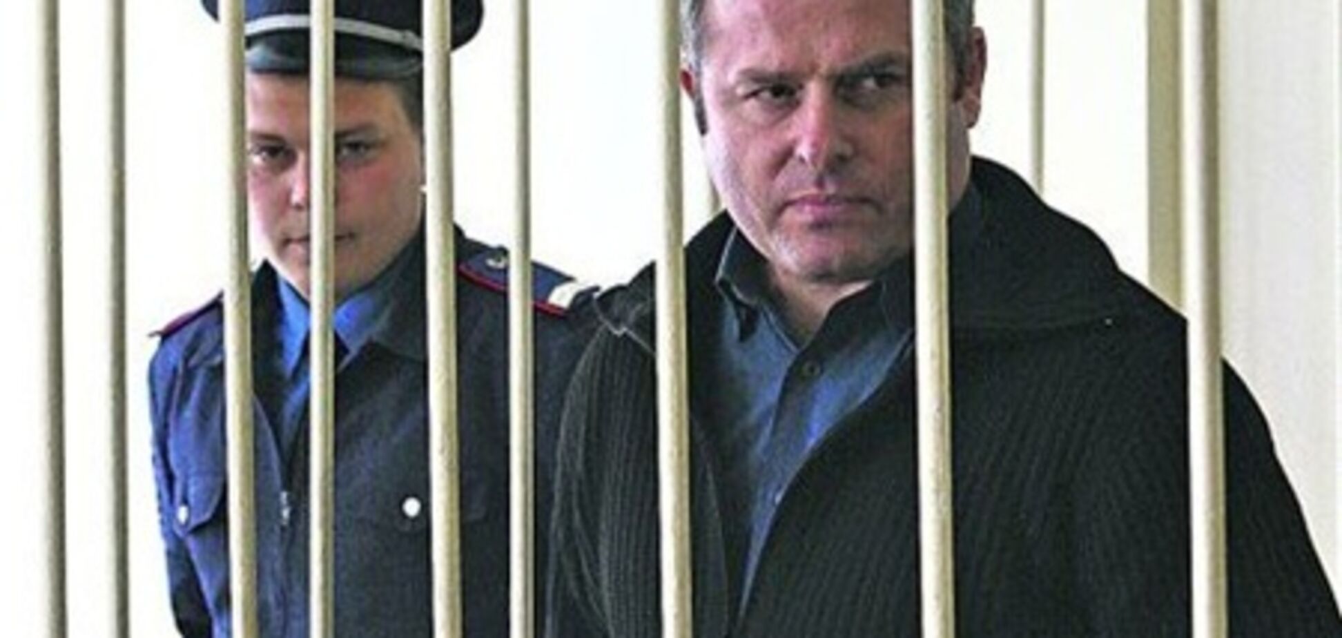 Лозинский коротает время на зоне за игрой на баяне