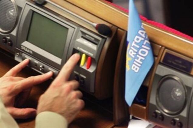 Два регионала отозвали свои голоса за языковой закон