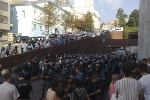 Біля Українського дому знову сутички