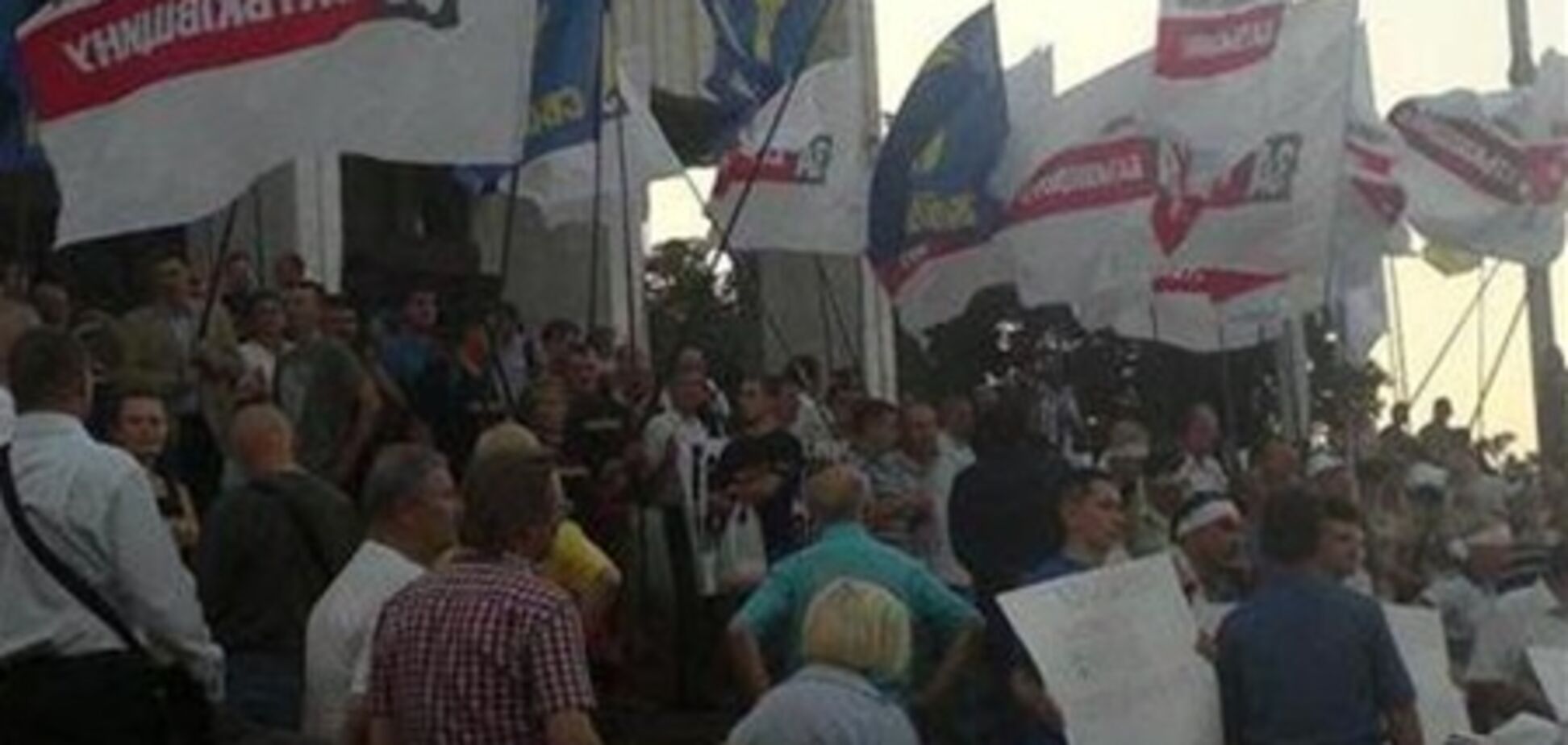 К Украинскому дому прибывают кареты скорой помощи