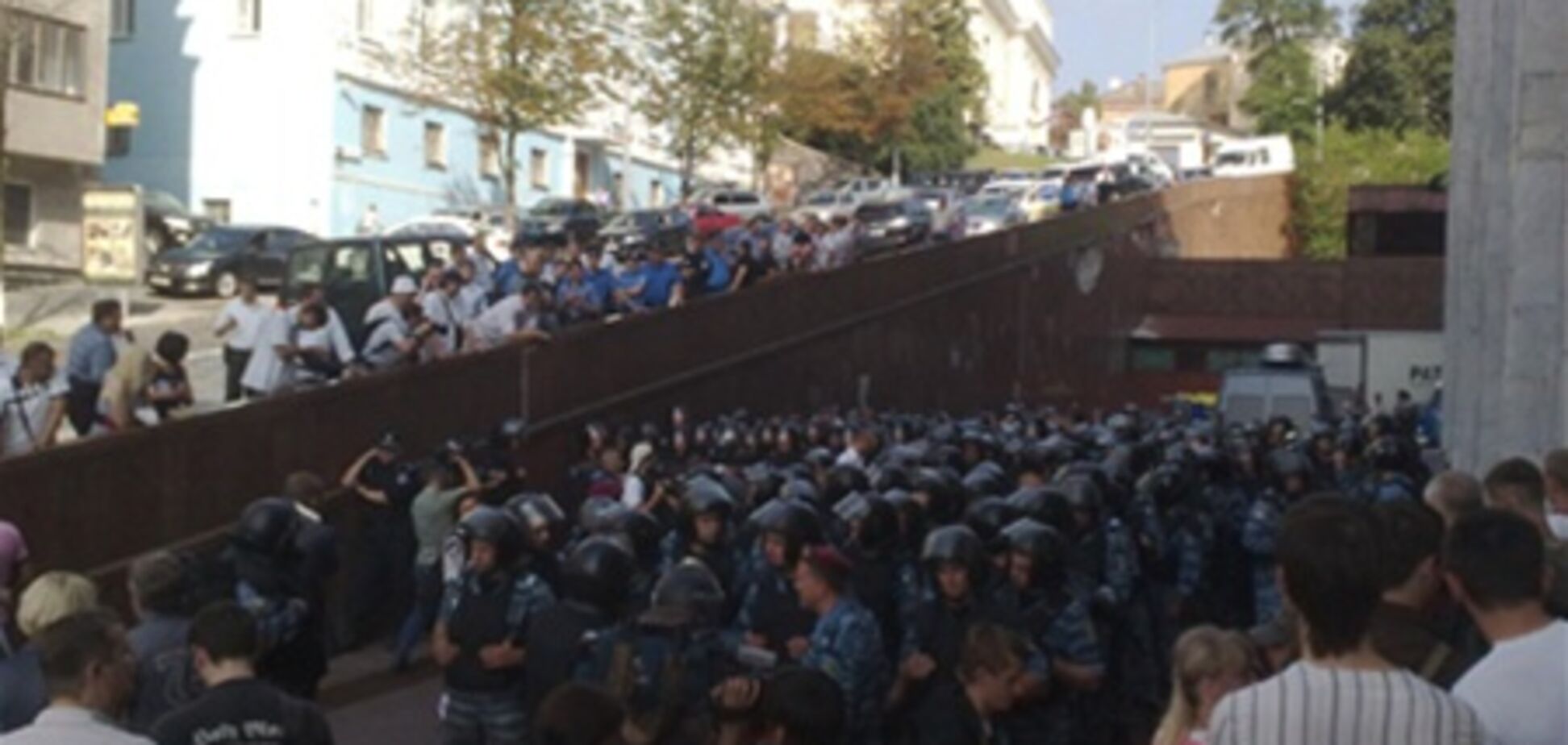 Беркутовцы покидают площадь возле Украинского дома