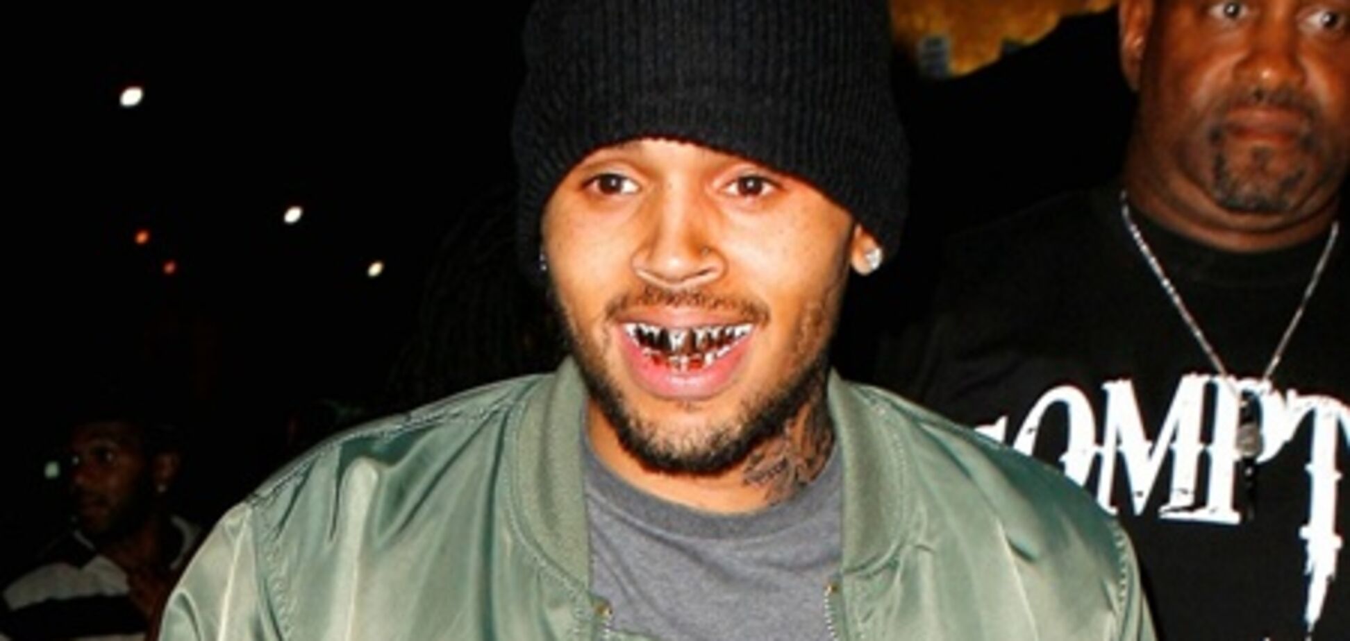 Крис Браун украсил свои зубы. Фото