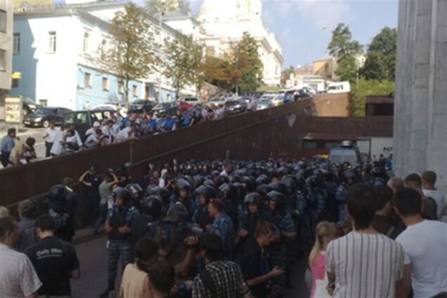 Возле Украинского дома появились снайперы