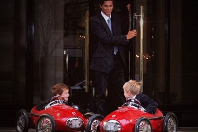 В отеле Парижа дети могут покататься в мини-кабриолете - реплике Bugatti