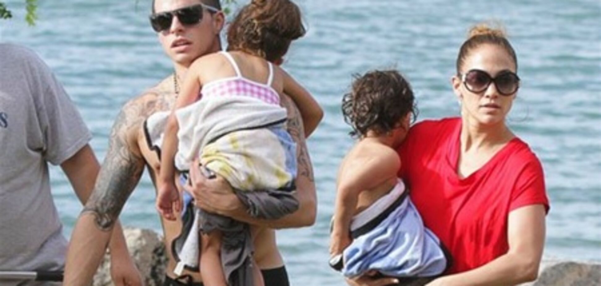 Лопес совмещает работу с отдыхом. Фото