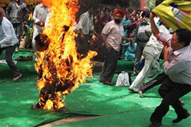 В Пакистане человека сожгли за порчу Корана