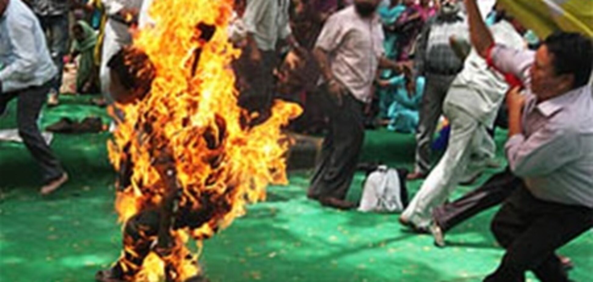 В Пакистане человека сожгли за порчу Корана