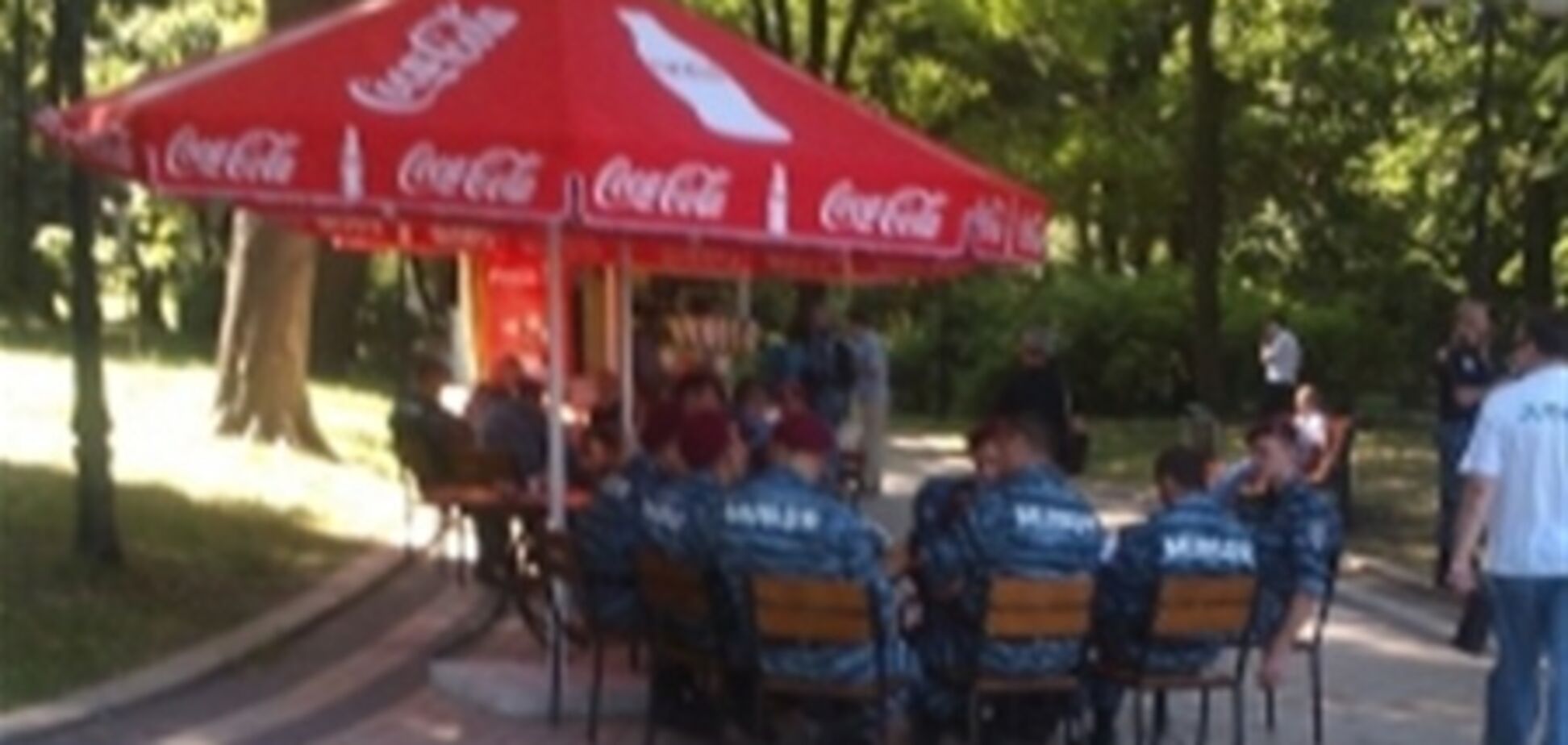 Бійці 'Беркута' під Радою коротають час у літньому кафе