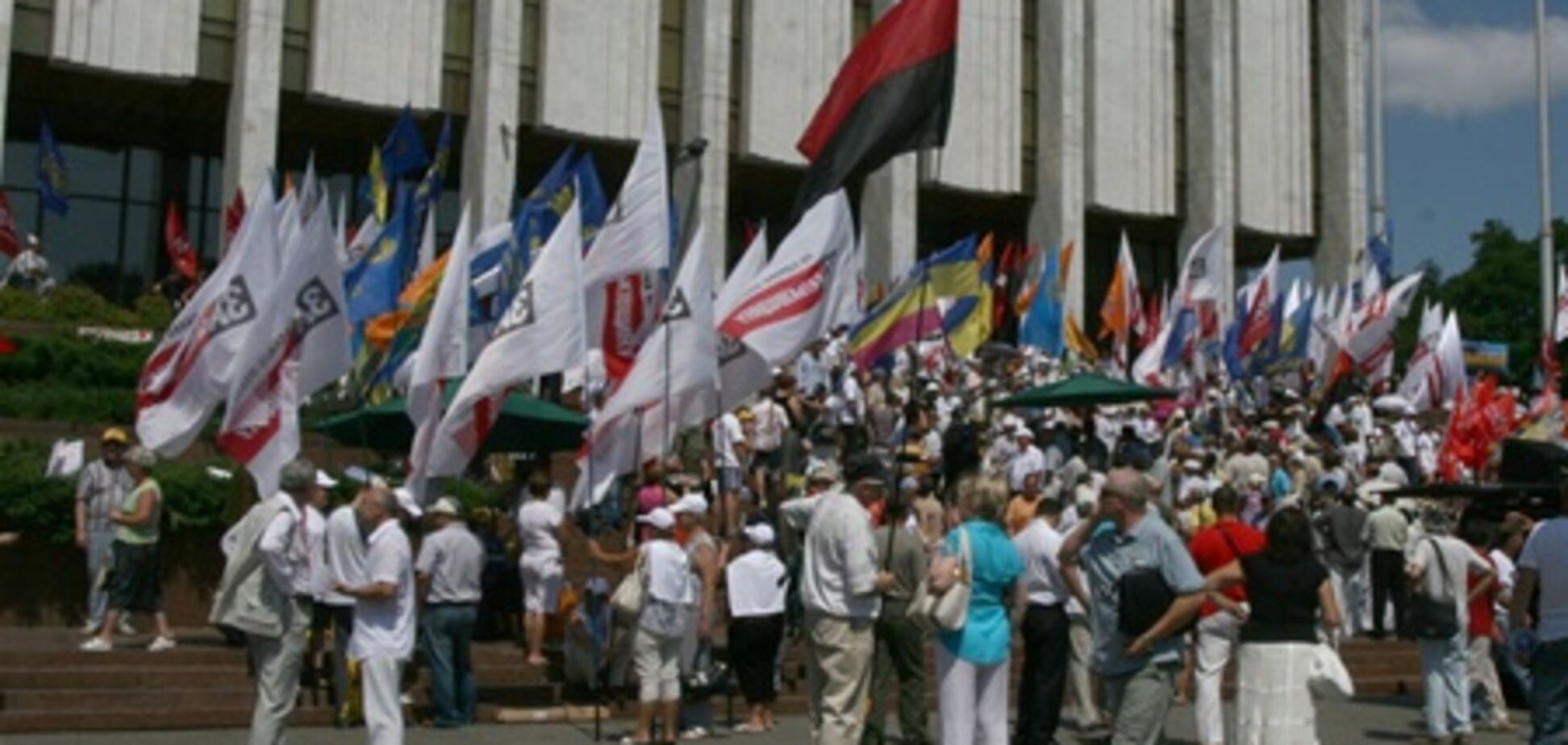 Біля Українського дому підірвали петарду