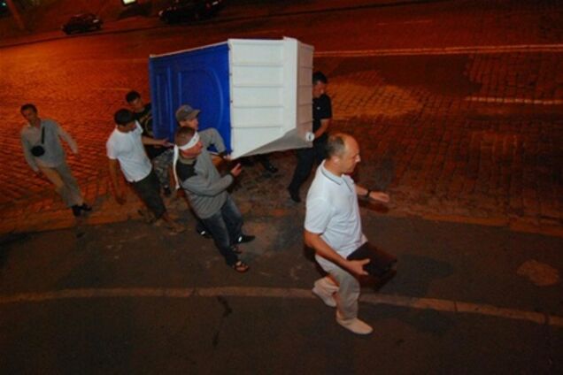 'Беркут' зчепився з мітингувальниками через біотуалет