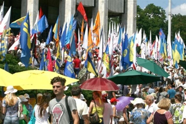 Люди не збираються йти з-під Українського дому