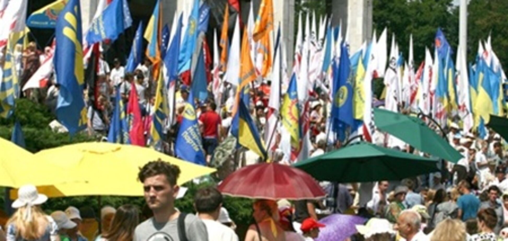 Люди не собираются уходить из-под Украинского дома