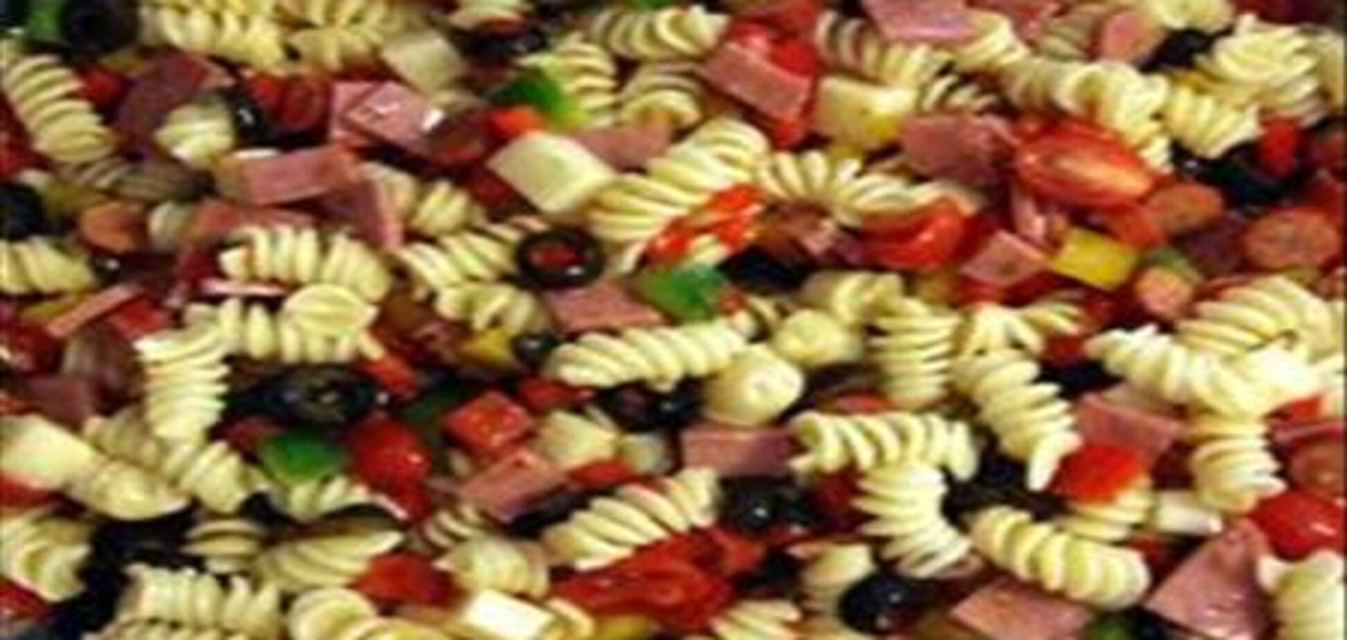 Разноцветный салат с макаронами