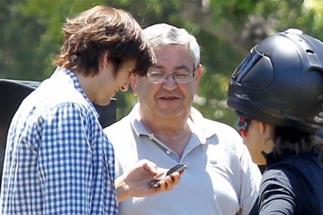 Кунис познакомила Катчера с родней. Фото