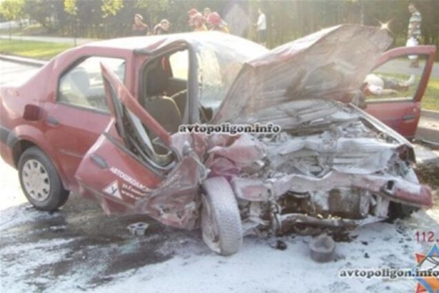 В Беларуси учебная Dacia Logan столкнулась с Acura TSX - погиб человек. Фото