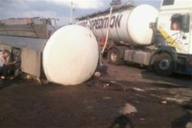 В Вознесенске перевернулся грузовик MAN с вином. Фото