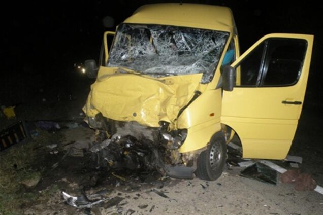 В 'лобовухе' двух микроавтобусов погиб человек. Фото