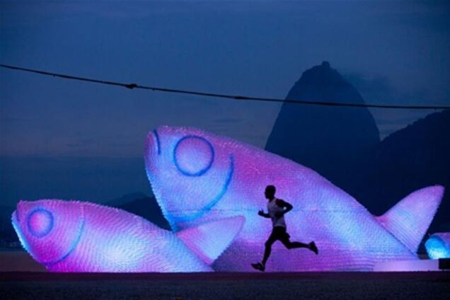 На пляже в Рио-де-Жанейро появились необычные скульптуры