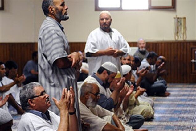 В мечеть во Франции подбросили свиные головы