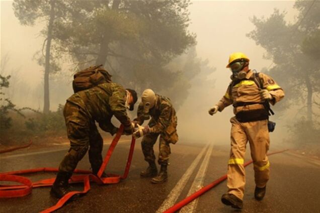 В Греции из-за лесных пожаров эвакуируют туристов