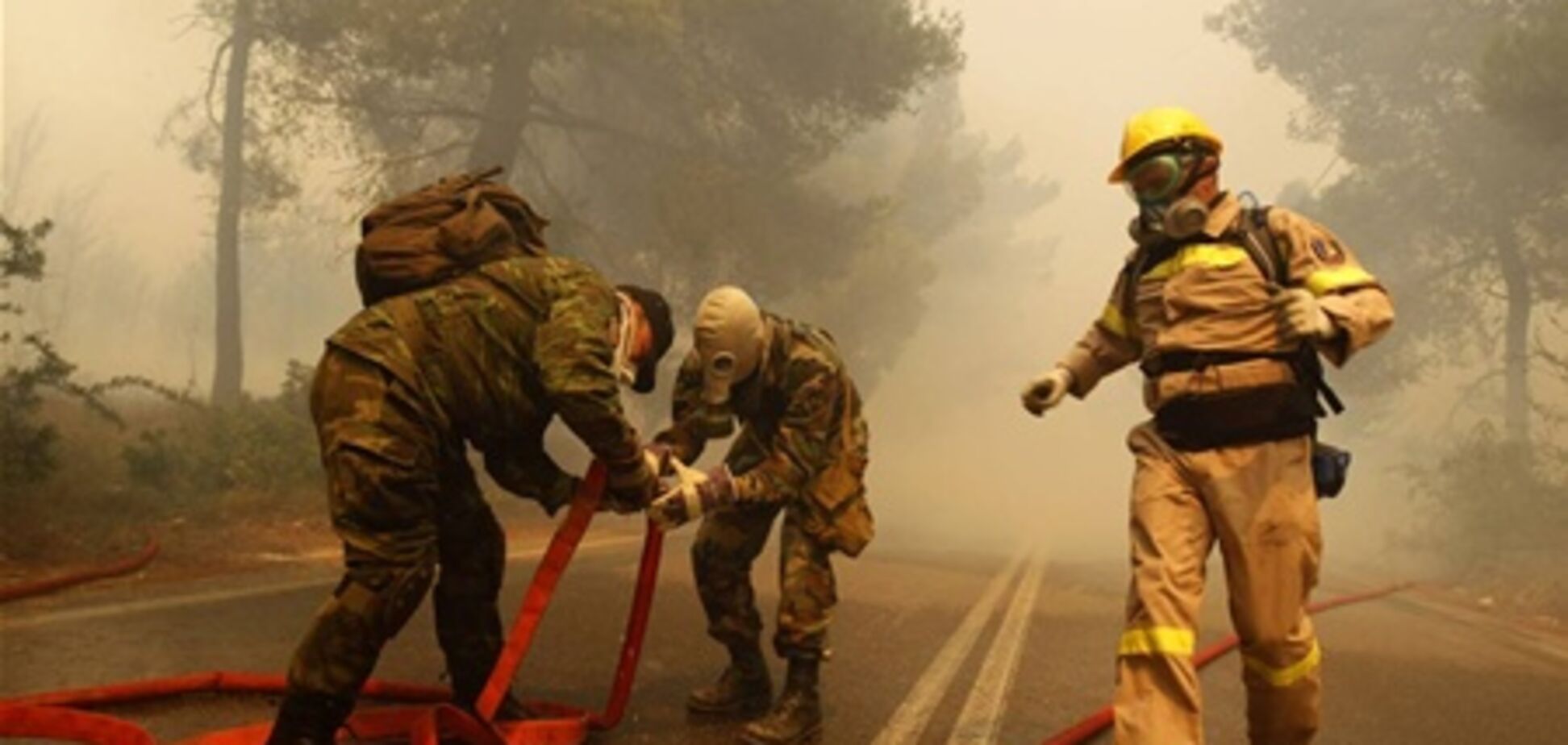 В Греции из-за лесных пожаров эвакуируют туристов