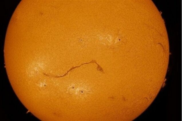 Ученые NASA напуганы гигантской трещиной на Солнце. Фото