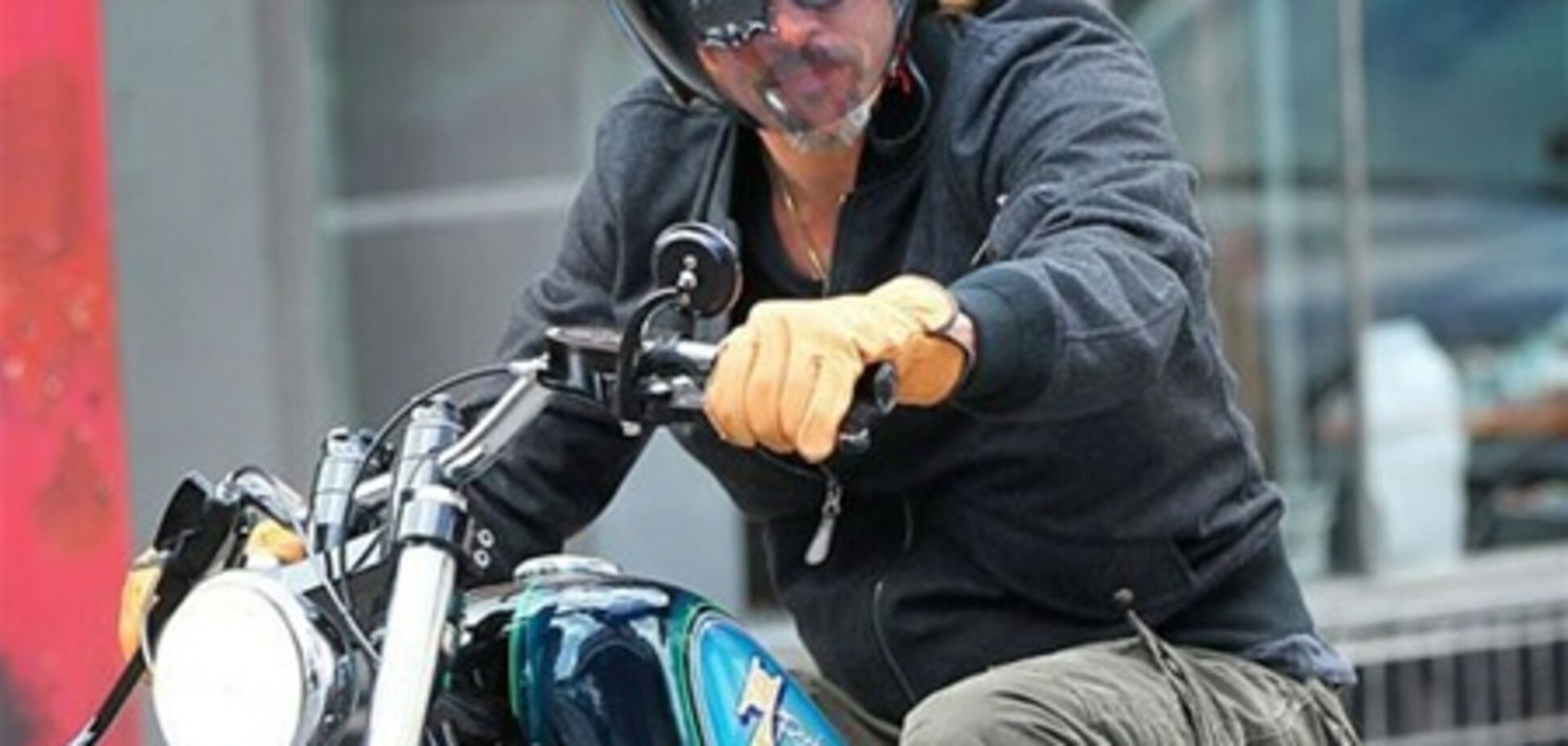 Бред Пітт подарував 11-річному синові мотоцикл