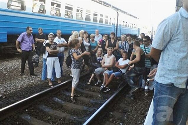 Сидячим протестом в Харькове люди помешали отбытию нового поезда